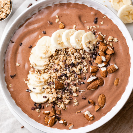 Čokoladni smoothie bowl s bademovim maslacem