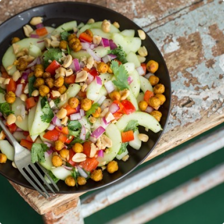 Tajlandska salata od krastavaca s pečenim začinjenim slanutkom