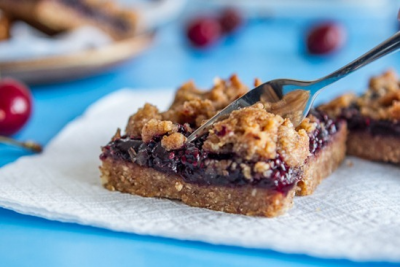 Crumble kocke od badema i višanja