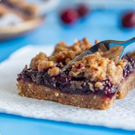 Crumble kocke od badema i višanja