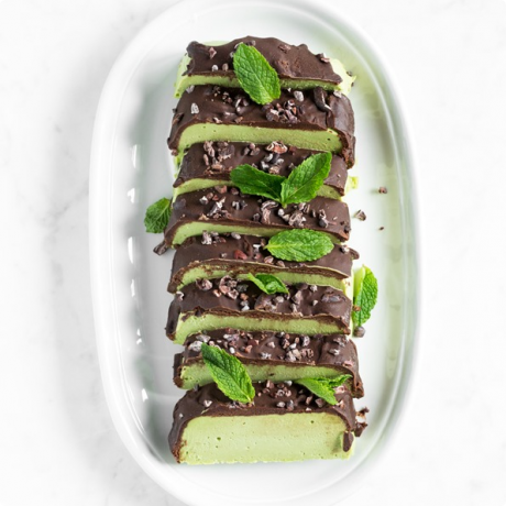 Ledeni desert s mentom i preljevom od čokolade