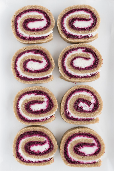 Rolada s punjenjem od malina i kokosa (raw) Rolada s punjenjem od malina i kokosa (raw)