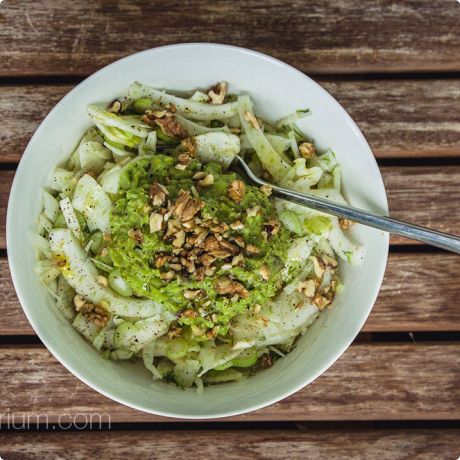 Salata s komoračem, avokadom i orasima