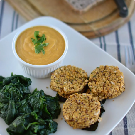 Burgeri od slanutka i kvinoje s veganskim ‘‘sirnim’’ umakom