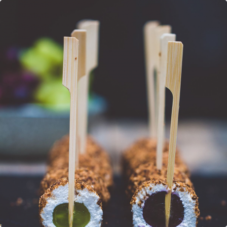 Raw vegan kuglice od grožđa omotanog ‘‘sirom’’ i dimljenim kokosom