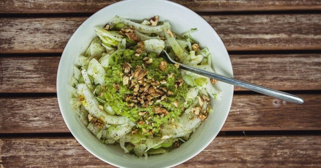 Salata s komoračem, avokadom i orasima - VerVita