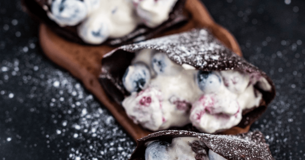 Raw čoko palačinke & crème fraîche s bobičastim voćem i čokoladnim umakom - VerVita