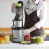 Kuvings MasterChef CS700 komercijalni sokovnik tijekom pripreme svježih sokova od voća i povrća