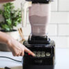 OmniBlend V profesionalni blender s posudom od 1,5 L tijekom blendanja voćnog smoothieja