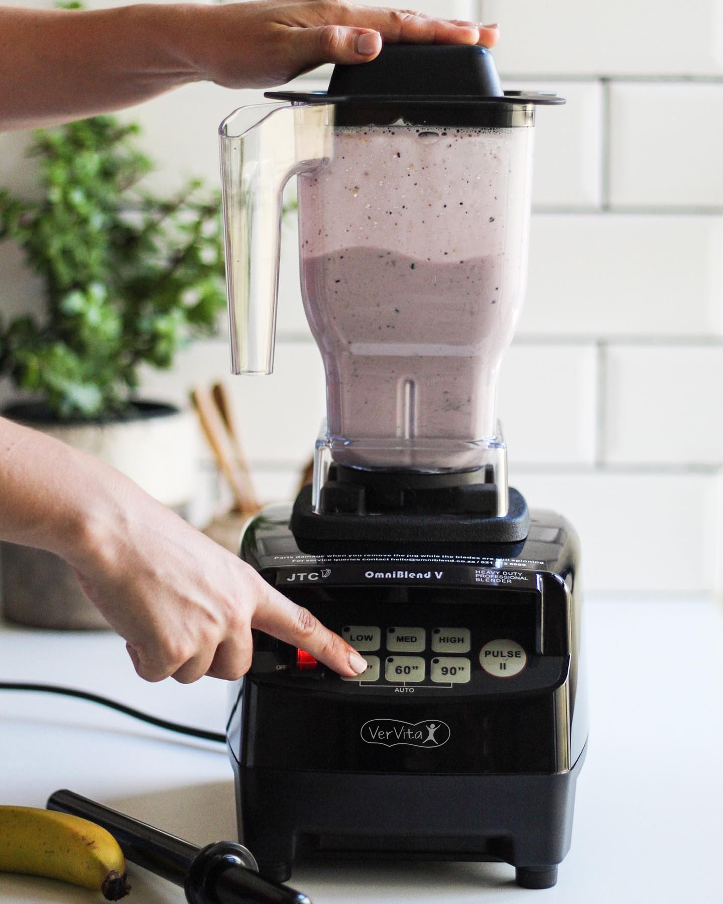 OmniBlend V profesionalni blender s posudom od 1,5 L tijekom blendanja voćnog smoothieja