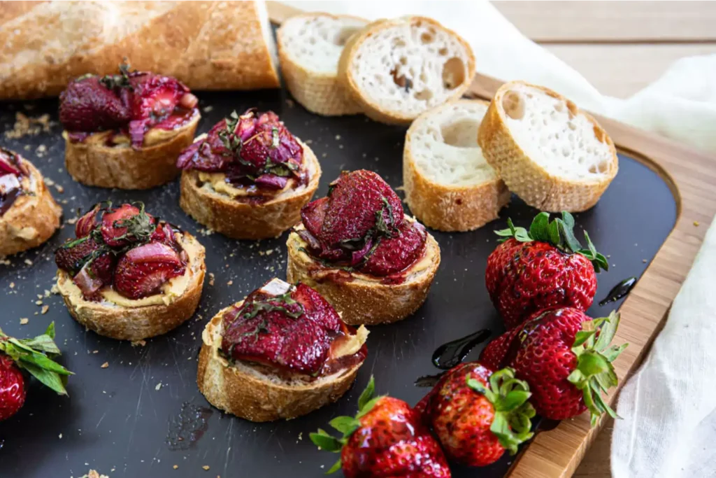 Bruschette s jagodama, balsamicom i hummusom